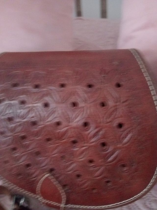 Bolso de cuero marrón con diseño calado