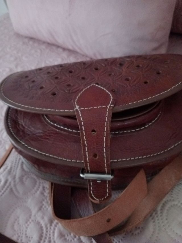 Bolso de cuero marrón con diseño calado