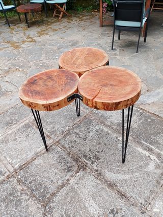 Mesa de madera con patas metálicas