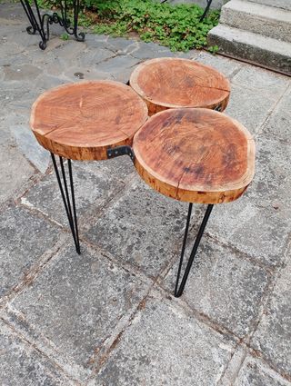 Mesa de madera con patas metálicas