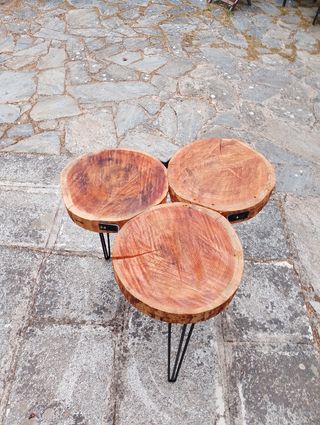 Mesa de madera con patas metálicas