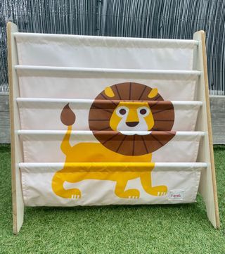 Librería infantil con diseño de león