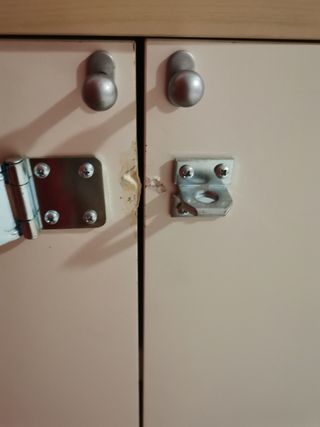 Armario mediano de madera y metal