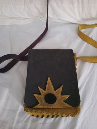 Bolso de piel con diseño de sol
