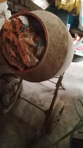 Hormigonera pequeña con ruedas
