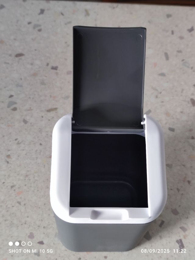 Pattumiera grigia con coperchio.