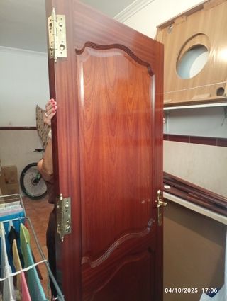 Puerta blindada madera maciza, exterior.