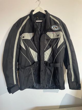 Chaqueta de moto TNT ,talla XL
com nueva
