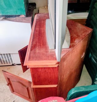 Mueble esquinero de madera para TV