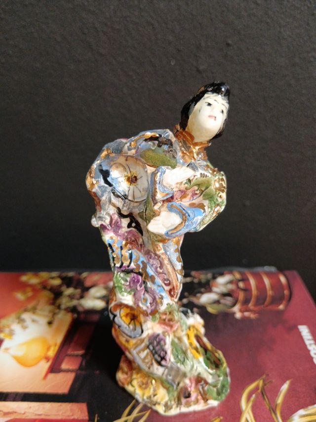 Statuetta antica porcellana