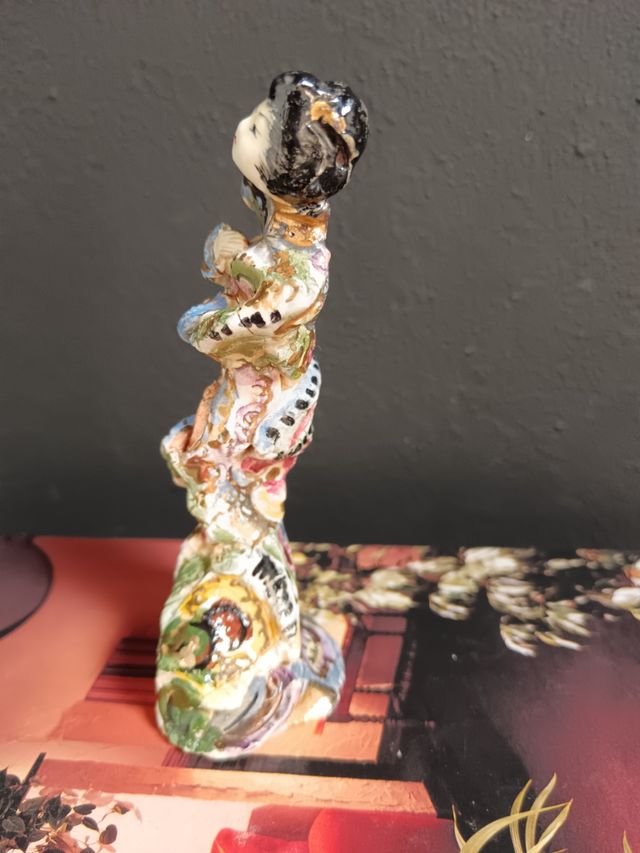 Statuetta antica porcellana