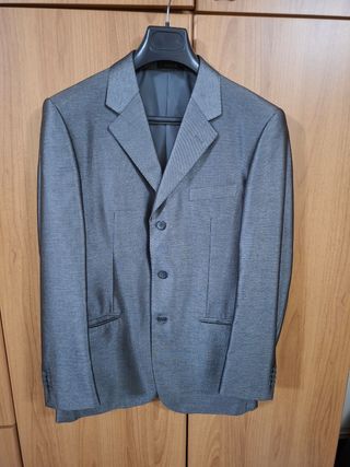 Completo uomo elegante grigio lucido