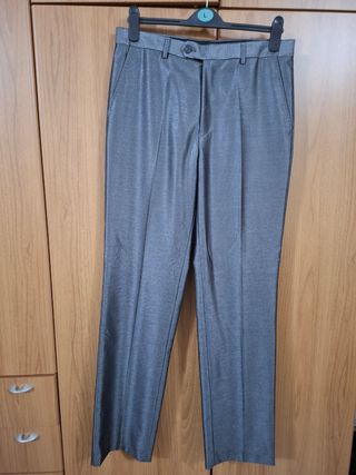 Completo uomo elegante grigio lucido