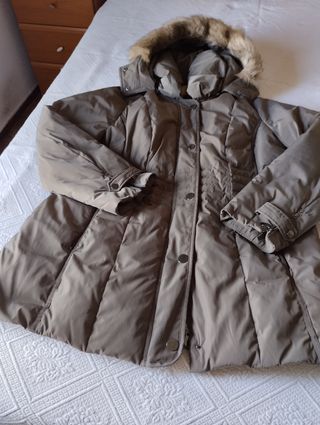 Chaquetón de plumas beige con capucha