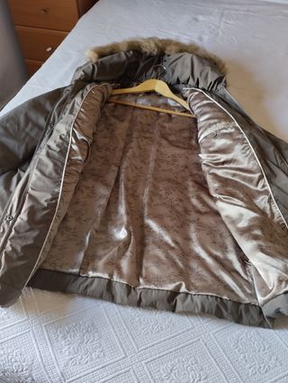 Chaquetón de plumas beige con capucha