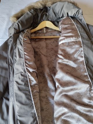 Chaquetón de plumas beige con capucha