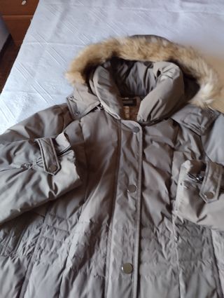 Chaquetón de plumas beige con capucha