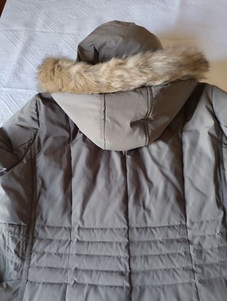 Chaquetón de plumas beige con capucha