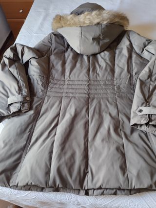 Chaquetón de plumas beige con capucha