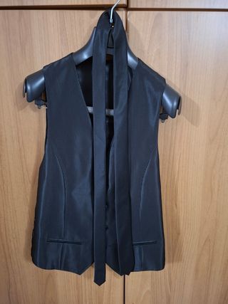 Completo elegante uomo nero lucido