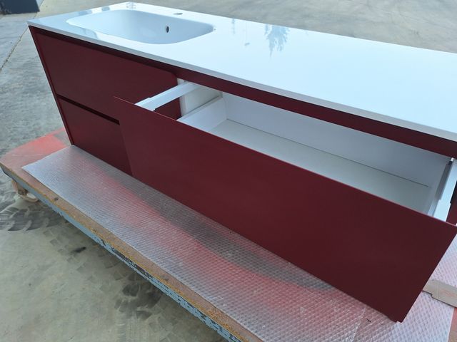 Mueble de baño granate con lavabo