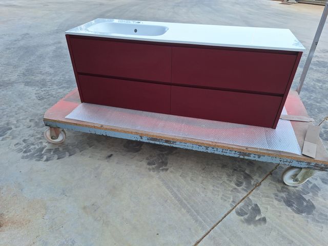 Mueble de baño granate con lavabo