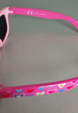Gafas de sol niña corazón multicolor.