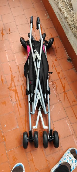 Cochecito de bebé plegable rosa con capota