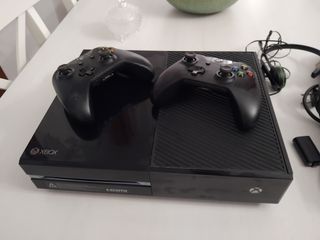 Consola Xbox One + 2 Mandos