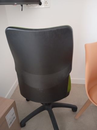 Silla de oficina con ruedas negra y verde
