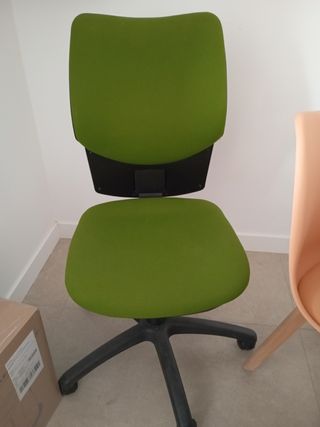 Silla de oficina con ruedas negra y verde