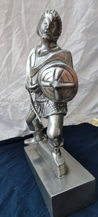 Viriato em estanho maciço