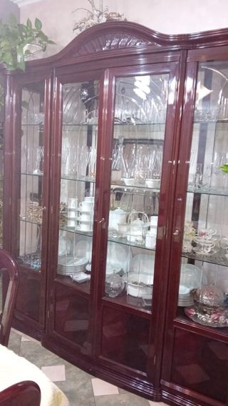 Tavolo da pranzo in legno scuro con sedie