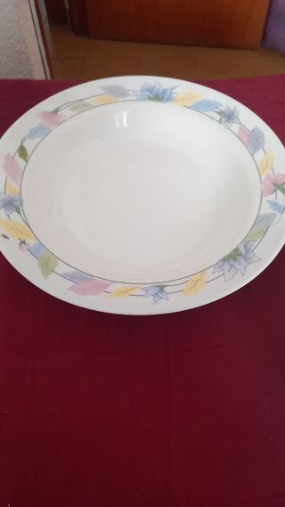 Fuente de cocina con flores