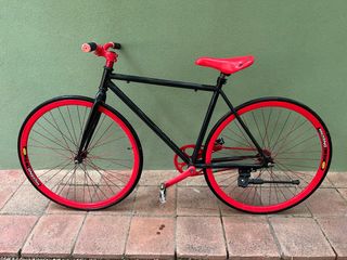 Bicicleta Fixie Negra con Ruedas Rojas