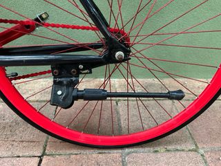 Bicicleta Fixie Negra con Ruedas Rojas