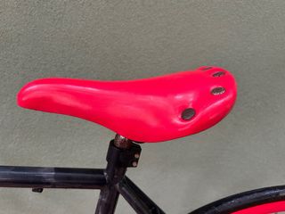 Bicicleta Fixie Negra con Ruedas Rojas