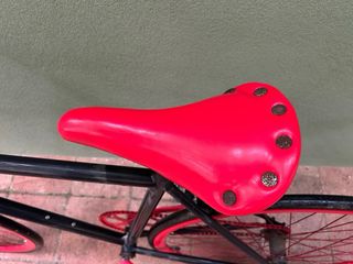 Bicicleta Fixie Negra con Ruedas Rojas
