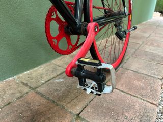 Bicicleta Fixie Negra con Ruedas Rojas
