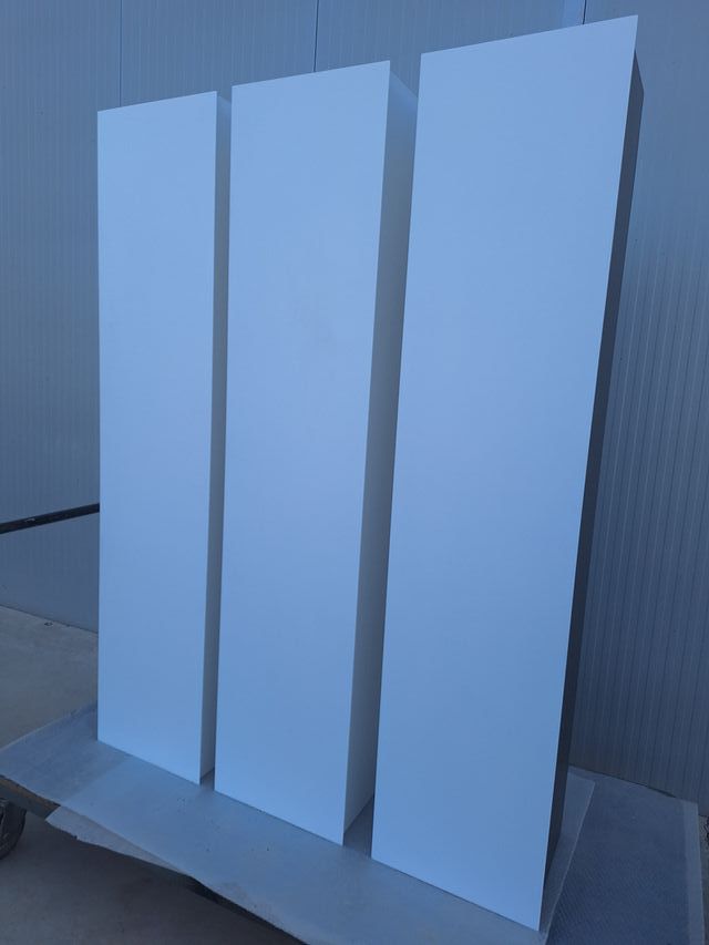 Set di armadi bianchi con doghe nere