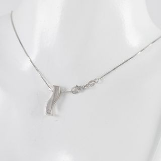Cadena con colgante en oro blanco 18k con diamante