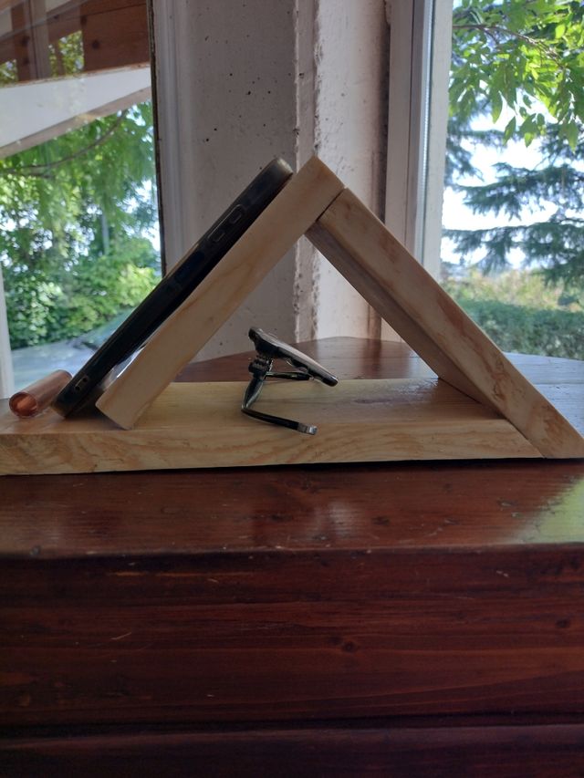 Supporto artigianale per libro/cellulare