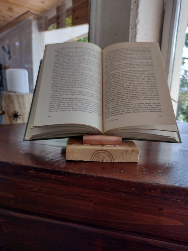 Supporto artigianale per libro/cellulare