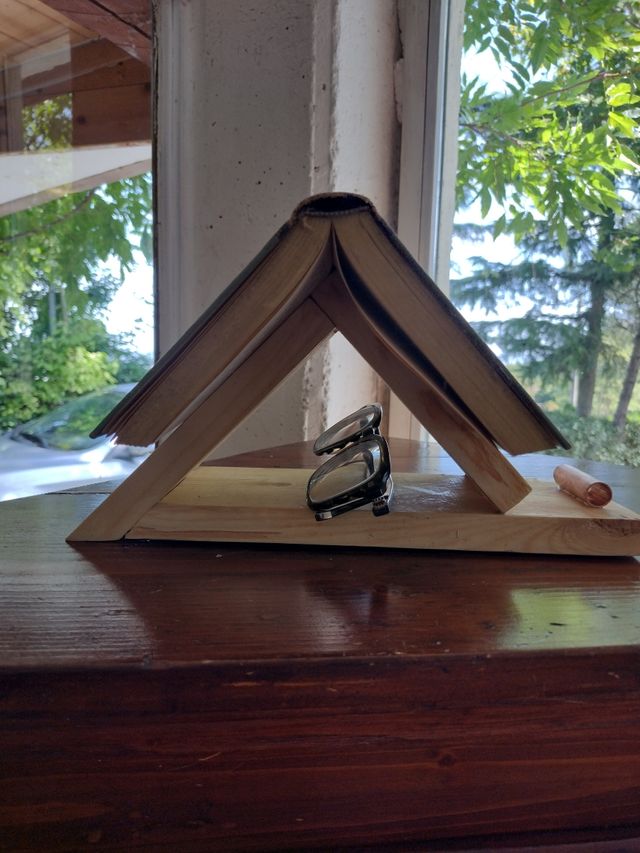 Supporto artigianale per libro/cellulare