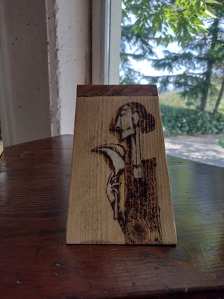 Supporto artigianale per libro/cellulare