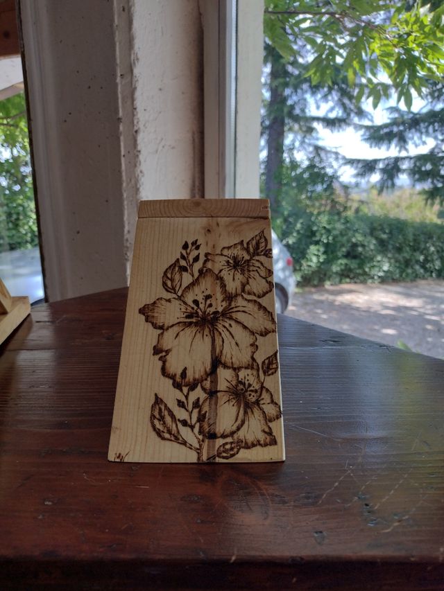 Supporto artigianale per libro/cellulare