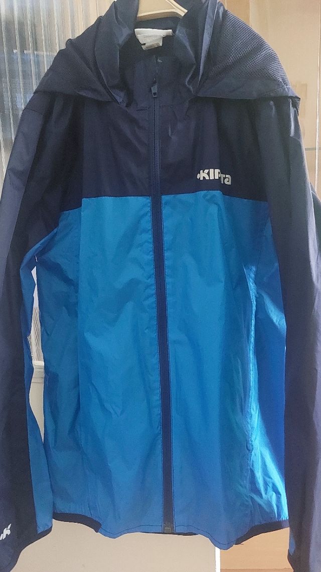 Chubasquero azul y marino 10 años.