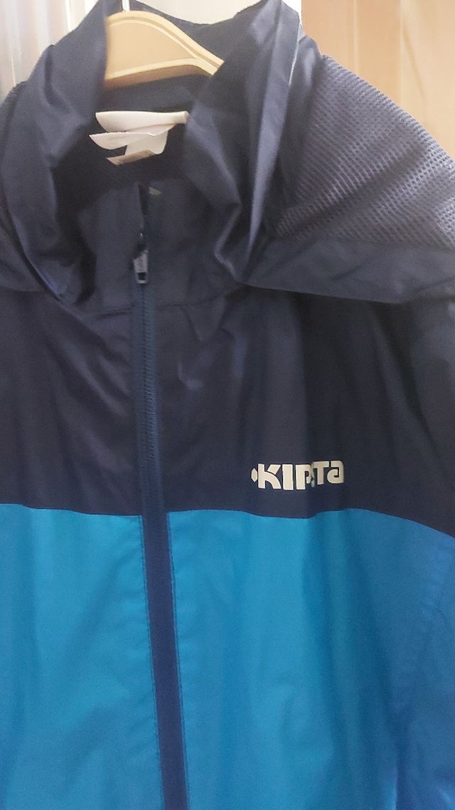 Chubasquero azul y marino 10 años.