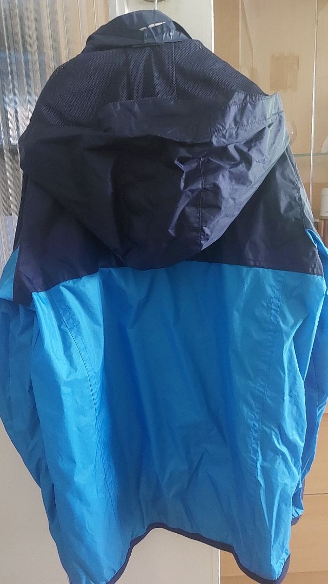 Chubasquero azul y marino 10 años.