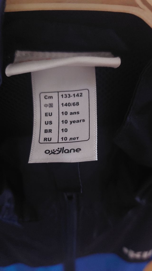 Chubasquero azul y marino 10 años.